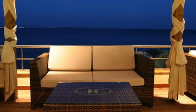 Erytha Hotel Lobby Bar