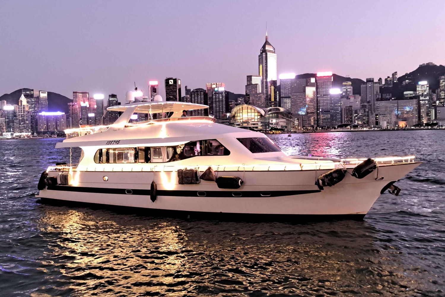 Hong Kong: Victoria Harbour Avondrondvaart met drankjes