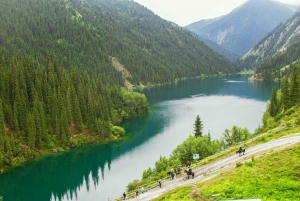 アルマトイからチャリン渓谷とコルサイ湖の日帰り旅行