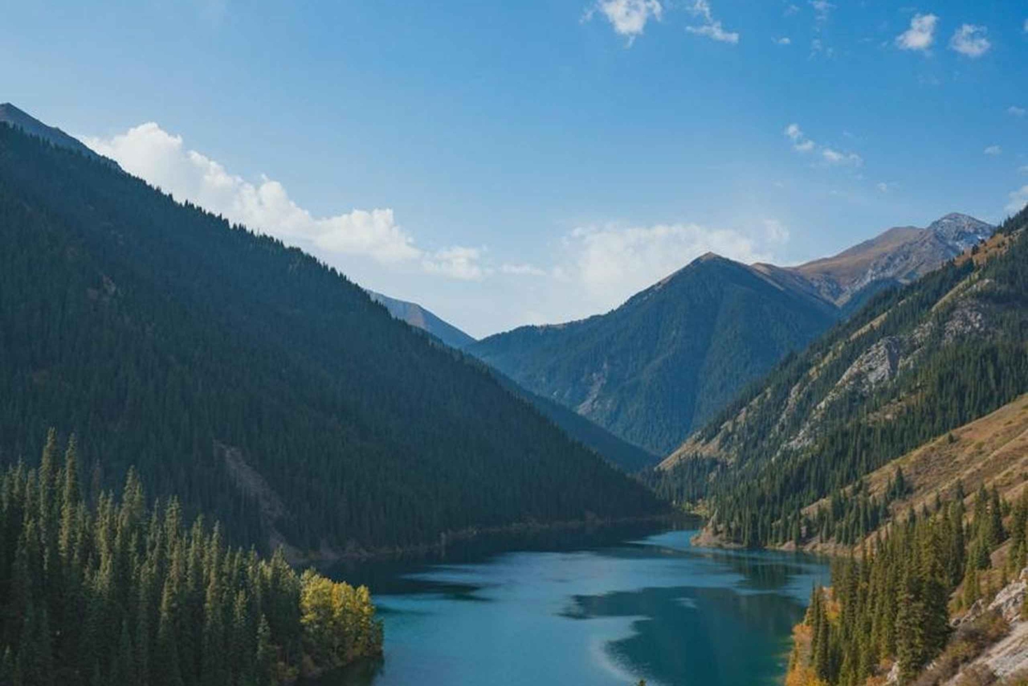 Prywatna wycieczka ekologiczna EV: Kanion Charyn, rzeka i jeziora Kolsai