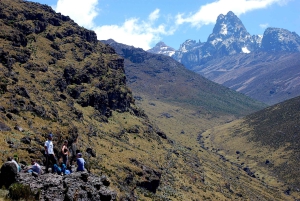 12 días de ruta de senderismo por el monte Kenia, lago Nakuru y safari en Masái Mara