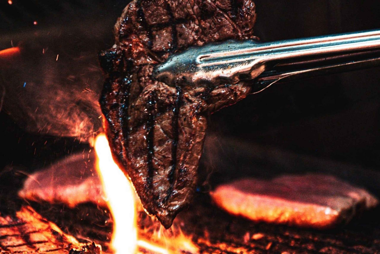 Comida o cena en el restaurante Carnivore