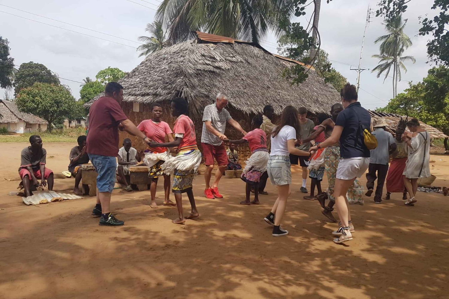 Diani: spettacolo di danza culturale Giriama e tour del villaggio locale