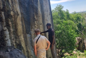 Randonnée historique à Kit-Mikayi