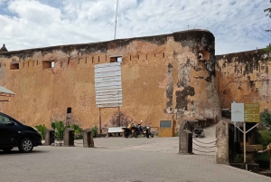 モンバサ：フォート・イエス、旧市街、スパイスマーケット、シヴァ寺院、トゥクトゥクに乗る