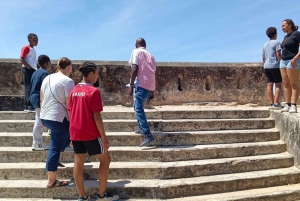 モンバサ：フォート・イエス、旧市街、スパイスマーケット、シヴァ寺院、トゥクトゥクに乗る