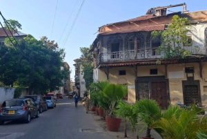 モンバサ：フォート・イエス、旧市街、スパイスマーケット、シヴァ寺院、トゥクトゥクに乗る