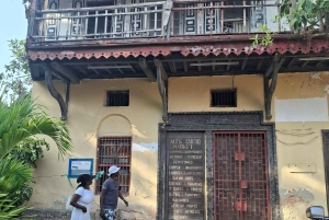 モンバサ：フォート・イエス、旧市街、スパイスマーケット、シヴァ寺院、トゥクトゥクに乗る