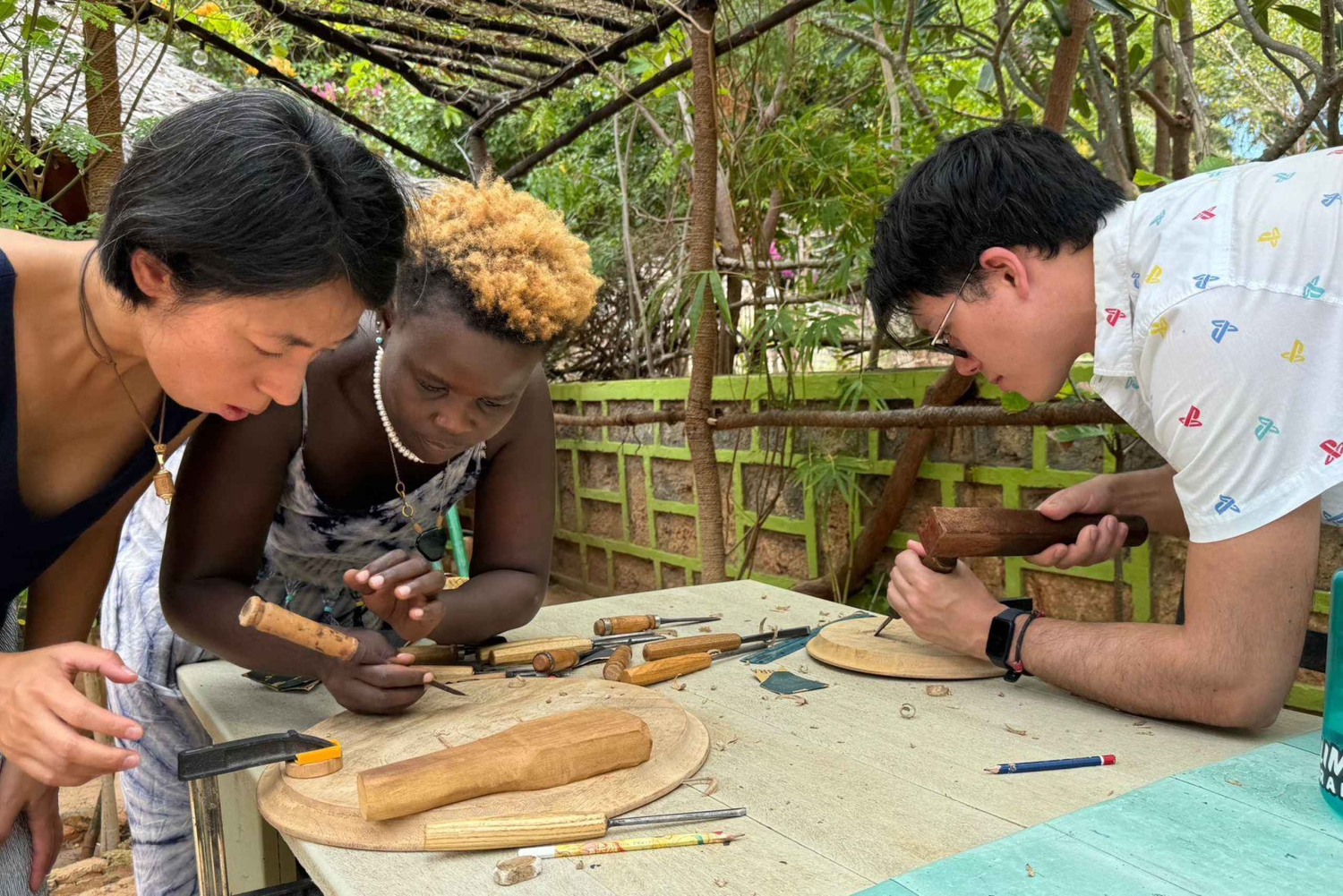 Занятия по суахильскому искусству резьбы по дереву на острове Ламу