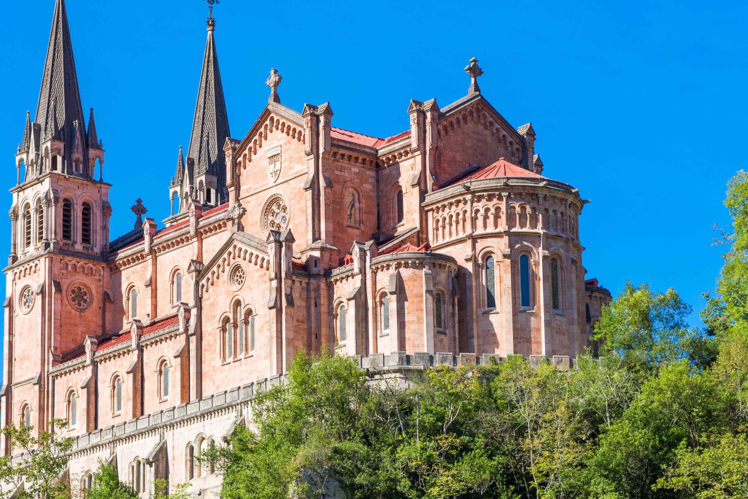 From Gijón: Covadonga Lakes, Cangas de Onís and Lastres