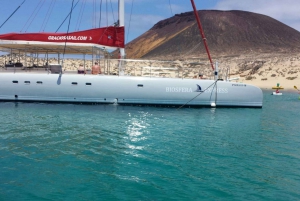 From Lanzarote: Sailing Day Trip Around La Graciosa
