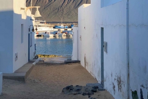 Lanzarote: Return Ferry to La Graciosa with Bus Pickup