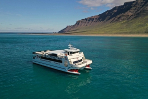 Lanzarote: Ferry a La Graciosa con Wi-Fi (aparcamiento gratuito)