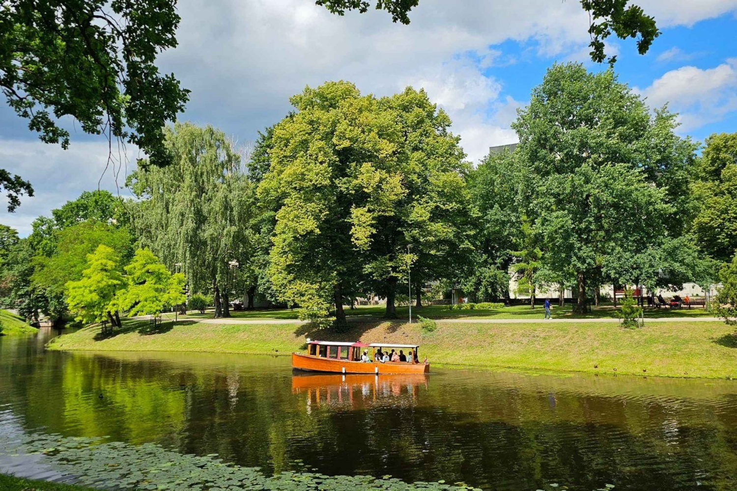 Riga: Private Riga canal boat tour with Riga Black Balsam