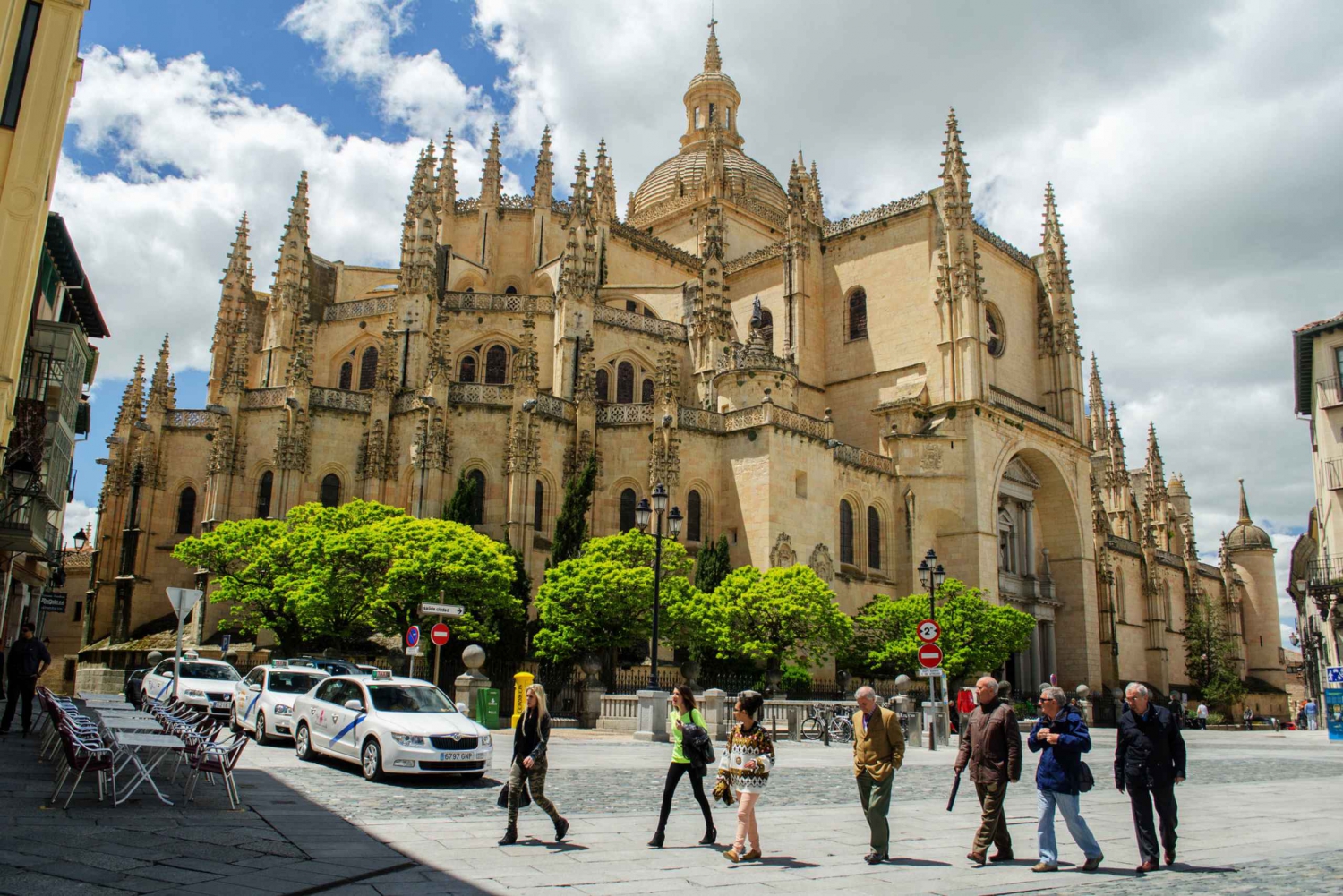 From Madrid: Avila & Segovia Day Tour with Monument Tickets