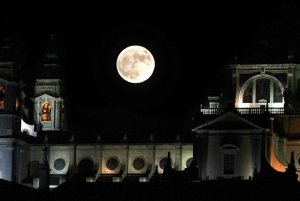Madrid: Enchanted Evening Walking Tour in Spanish