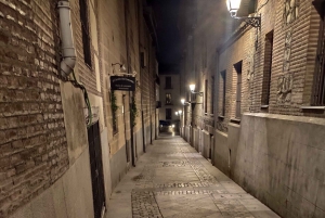 Madrid: Enchanted Evening Walking Tour in Spanish