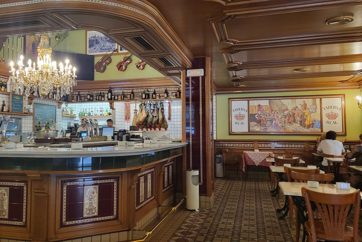 Madridin ikoniset tapakset, tavernat ja historia kokemus