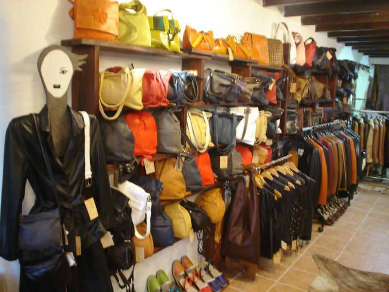 J. Brown Taller De Piel