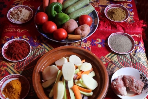 Mönkijä- ja kameliratsastus auringonlaskunäkymillä ja illallisesityksellä