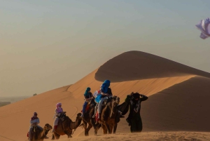マラケシュ発：ラクダ乗り、サンドボード、メルズーガ3日間、砂漠ツアーをお楽しみください