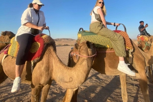 Marrkech: Solnedgång i Agafay-öknen med kamel, middag och show