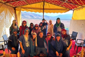 Marrkech: Solnedgång i Agafay-öknen med kamel, middag och show