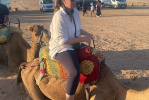 Marrkech: Solnedgång i Agafay-öknen med kamel, middag och show