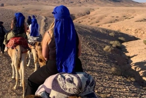 Marrkech: Solnedgång i Agafay-öknen med kamel, middag och show