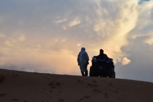 Marrkech: Solnedgång i Agafay-öknen med kamel, middag och show