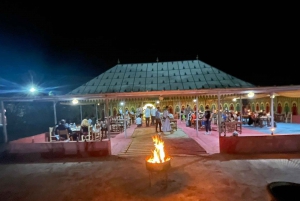 Mönkijä- ja kameliratsastus auringonlaskunäkymillä ja illallisesityksellä