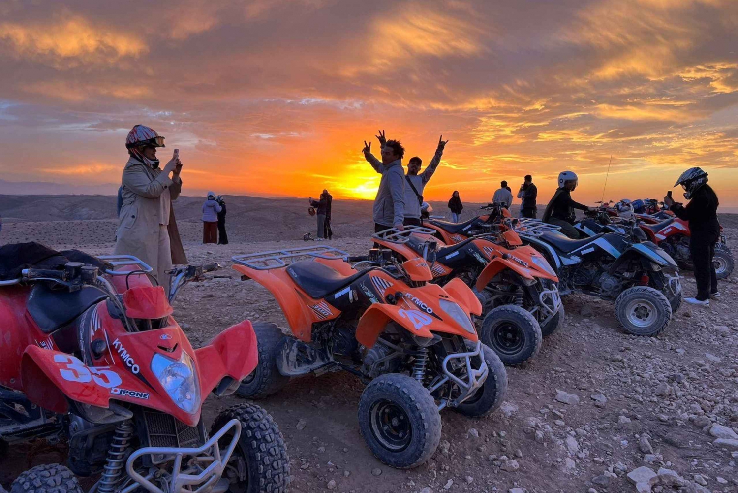 Aventura en el desierto: Quad, paseo en camello y cena estrellada