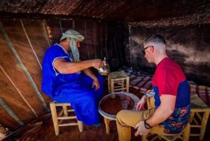 Marrakech: Kamelridning ved solnedgang med middagsshow i Agafay-ørkenen