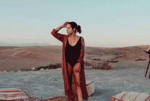 Marrakech: Kamelridning ved solnedgang med middagsshow i Agafay-ørkenen