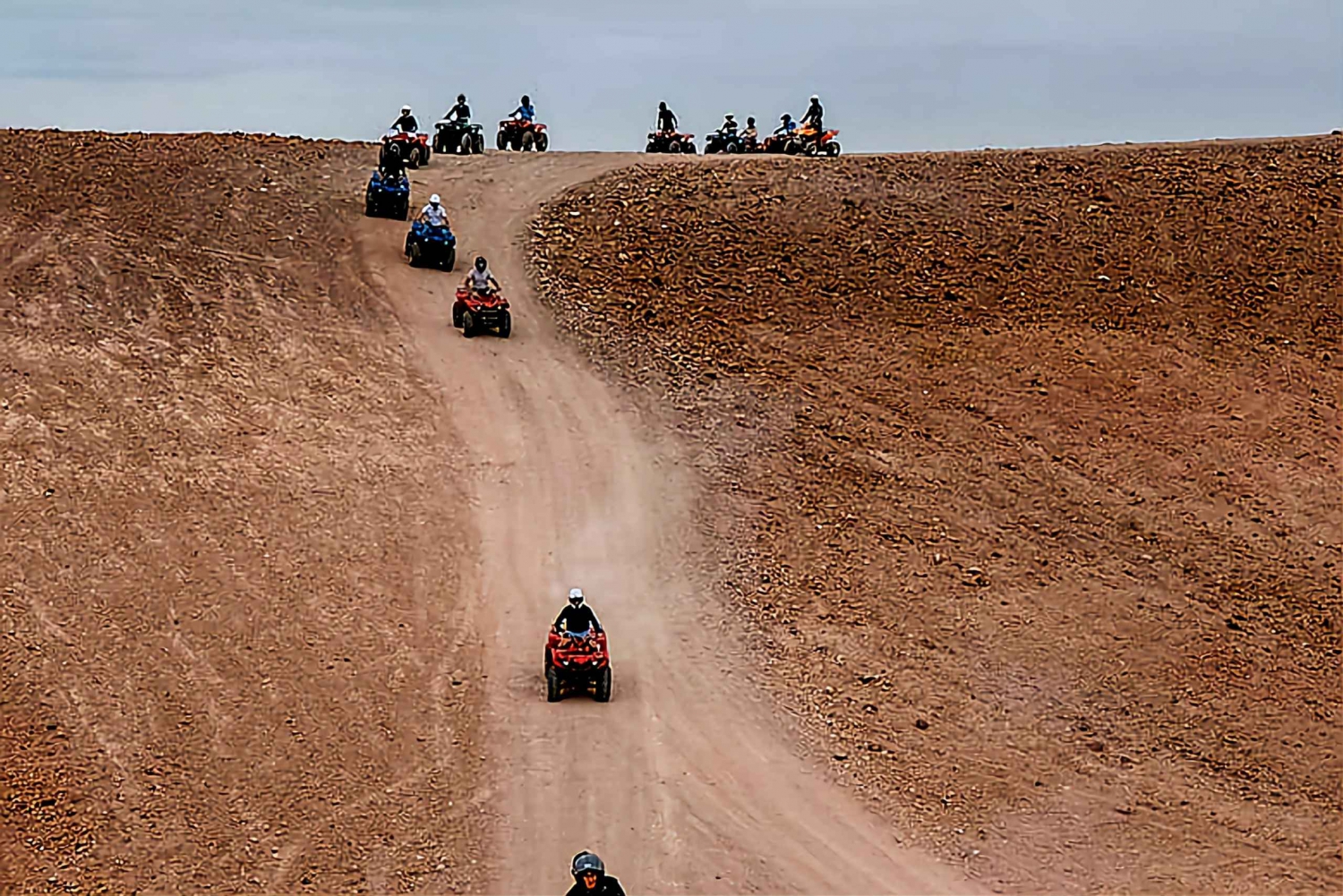 Marrakech: cena con spettacolo nel deserto di Agafay con quad e cammello