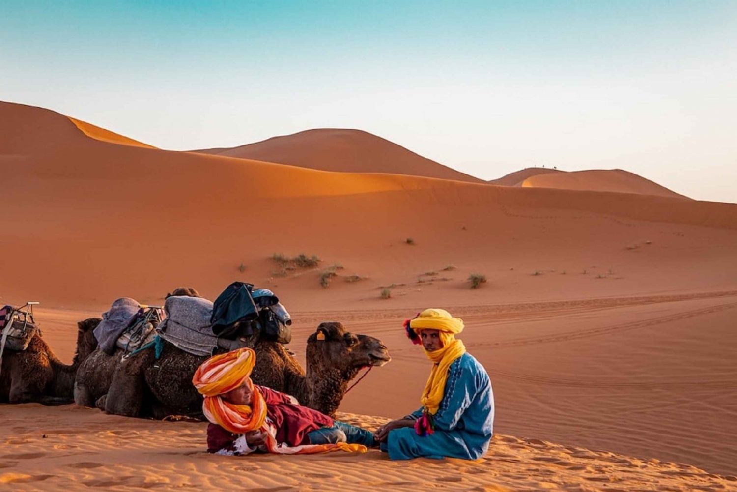 Au départ de Fès : excursion de 2 jours à Marrakech via le désert et randonnée à dos de chameau