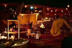 Marrakesh: kamelenrit, diner en vuurshow in de Agafay-woestijn