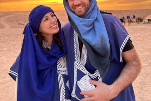 マラケシュ：アガファイ砂漠のサンセット＆ラクダ乗り、ディナーショーをお楽しみください