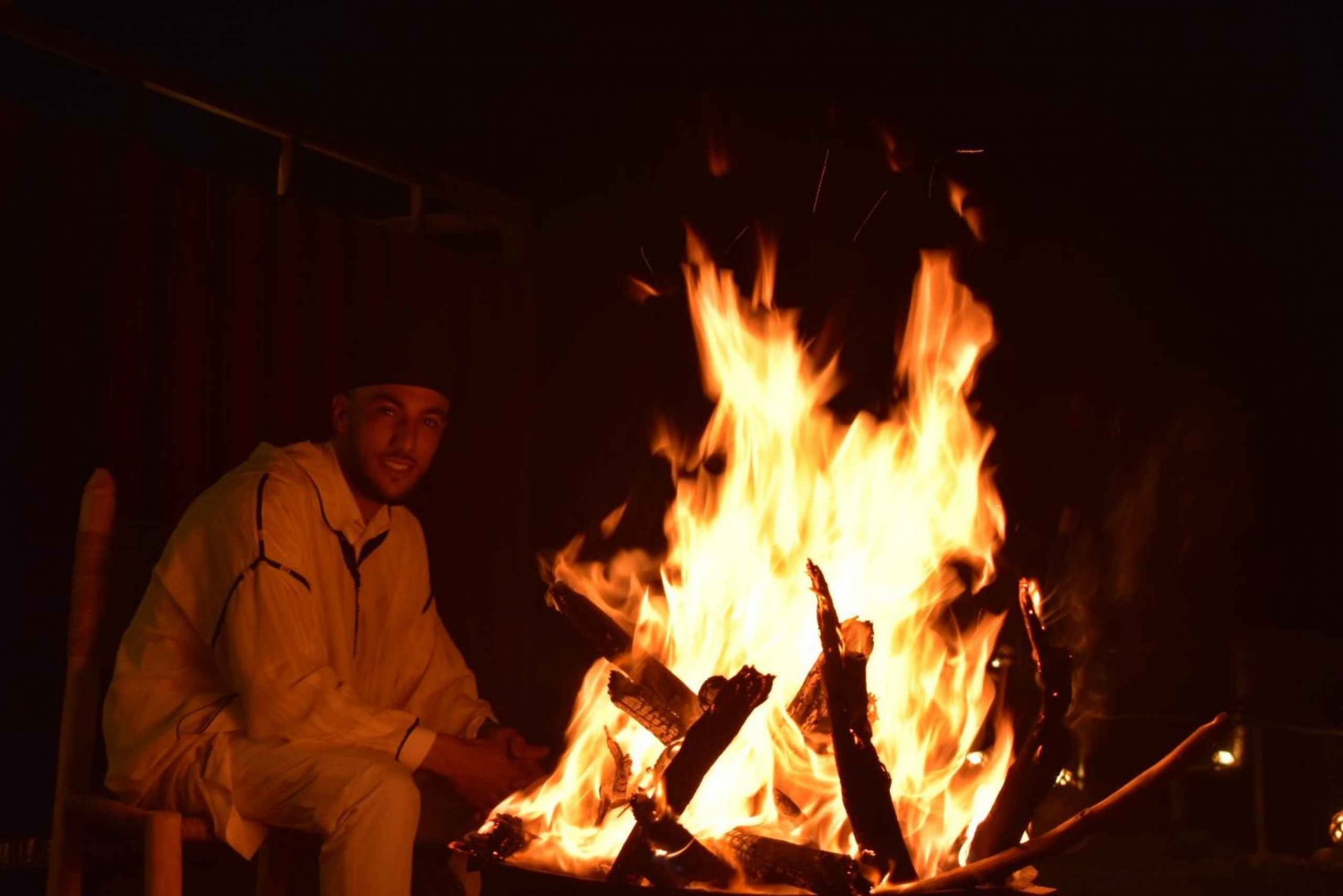Marrakech : Dîner-spectacle dans le désert d'Agafay avec balade à dos de chameau au coucher du soleil
