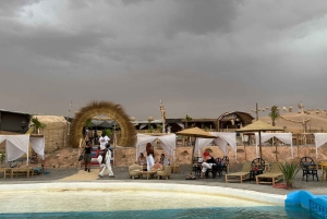 Marrakesh: kamelenrit, diner en vuurshow in de Agafay-woestijn