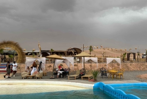 Marrakesh: kamelenrit, diner en vuurshow in de Agafay-woestijn