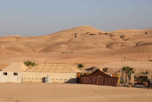 Marrakech: Kamelridning ved solnedgang med middagsshow i Agafay-ørkenen
