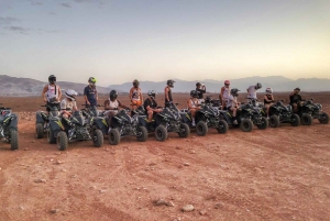 Dagtour en overnachting in de woestijn met dinershow en kamelenrit