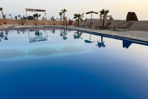 Dagtour en overnachting in de woestijn met dinershow en kamelenrit