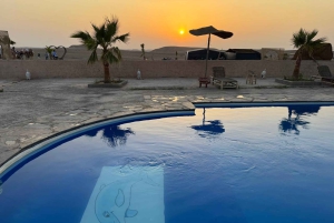 Dagtour en overnachting in de woestijn met dinershow en kamelenrit