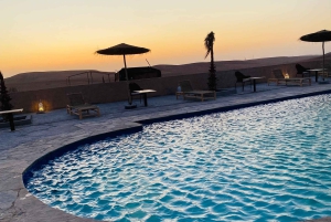 Dagtour en overnachting in de woestijn met dinershow en kamelenrit