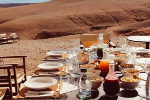 Dagtour en overnachting in de woestijn met dinershow en kamelenrit