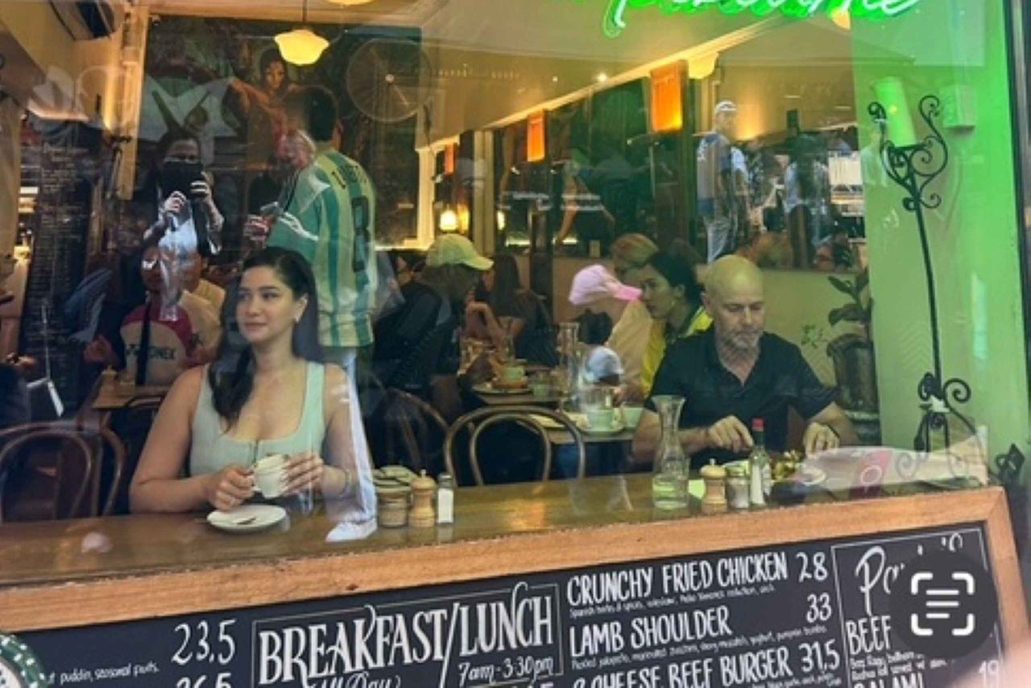 メルボルンの小道でブランチとコーヒーを楽しむ、アイコニックなDegraves Espressoへようこそ