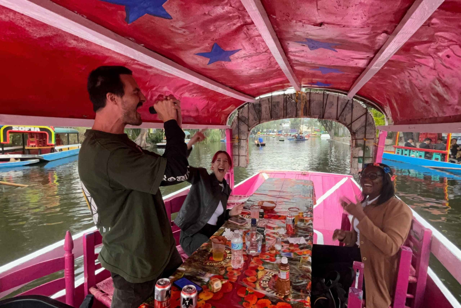 Xochimilco: tour en bote tradicional, cultura y diversión.