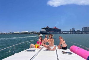 Miami Beach: Private Yacht Rental with Captain and Champagne